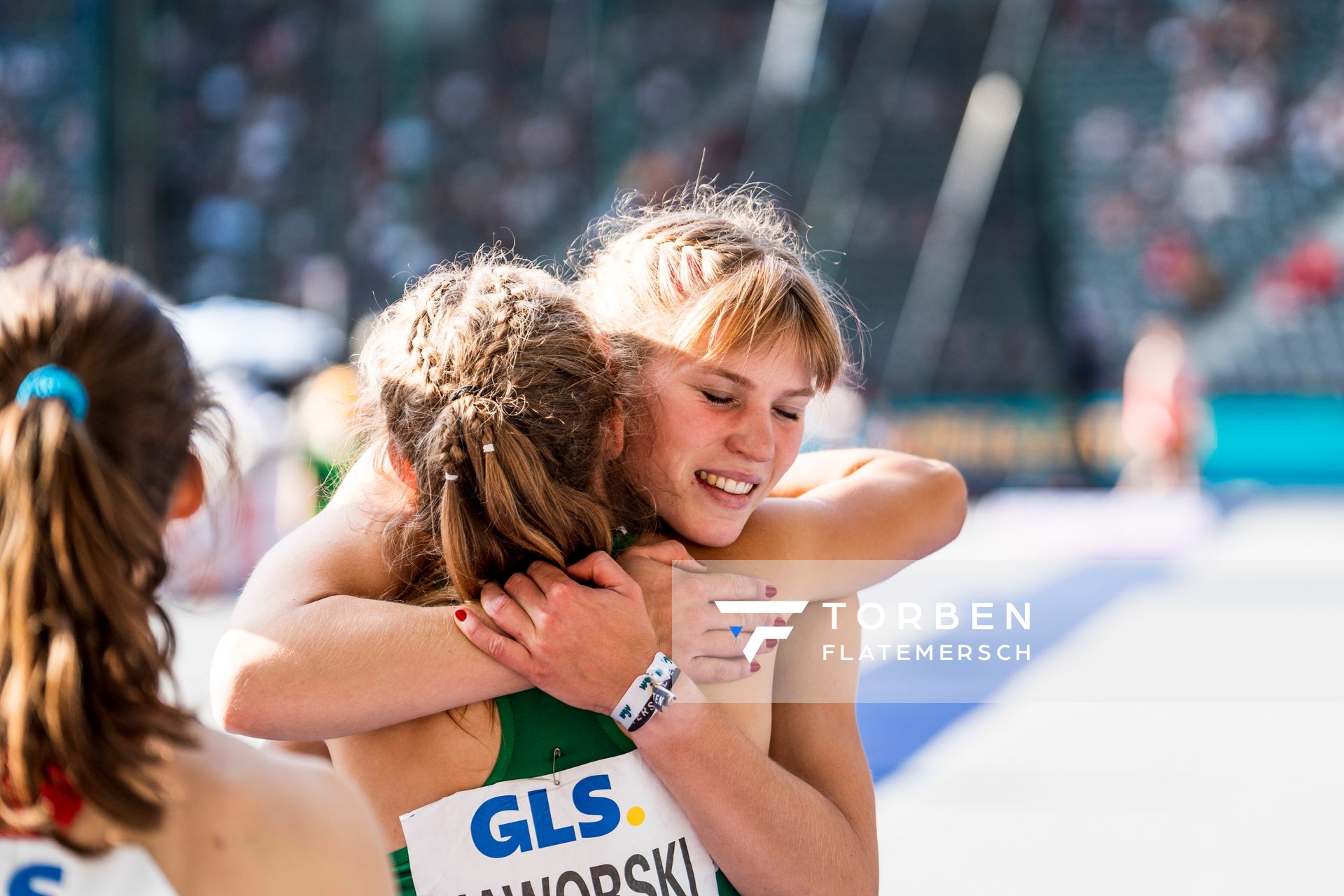 Talea Prepens (TV Cloppenburg) und Nele Jaworski (VfL Wolfsburg) umarmen sich nach dem 200m Finale waehrend der deutschen Leichtathletik-Meisterschaften im Olympiastadion am 26.06.2022 in Berlin